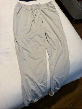Vuori Performance Jogger in Ecru Heather